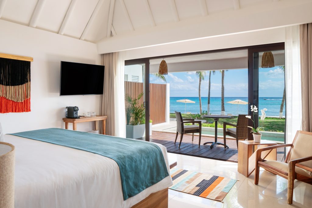 1 Beachfront Swim Up Suite