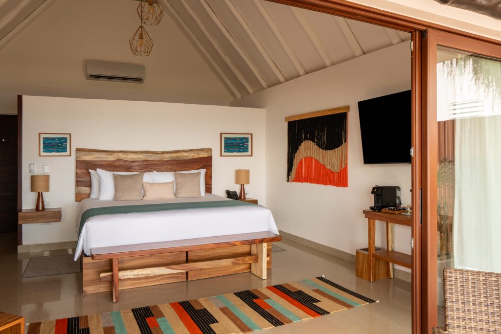 2 Beachfront Swim Up Suite