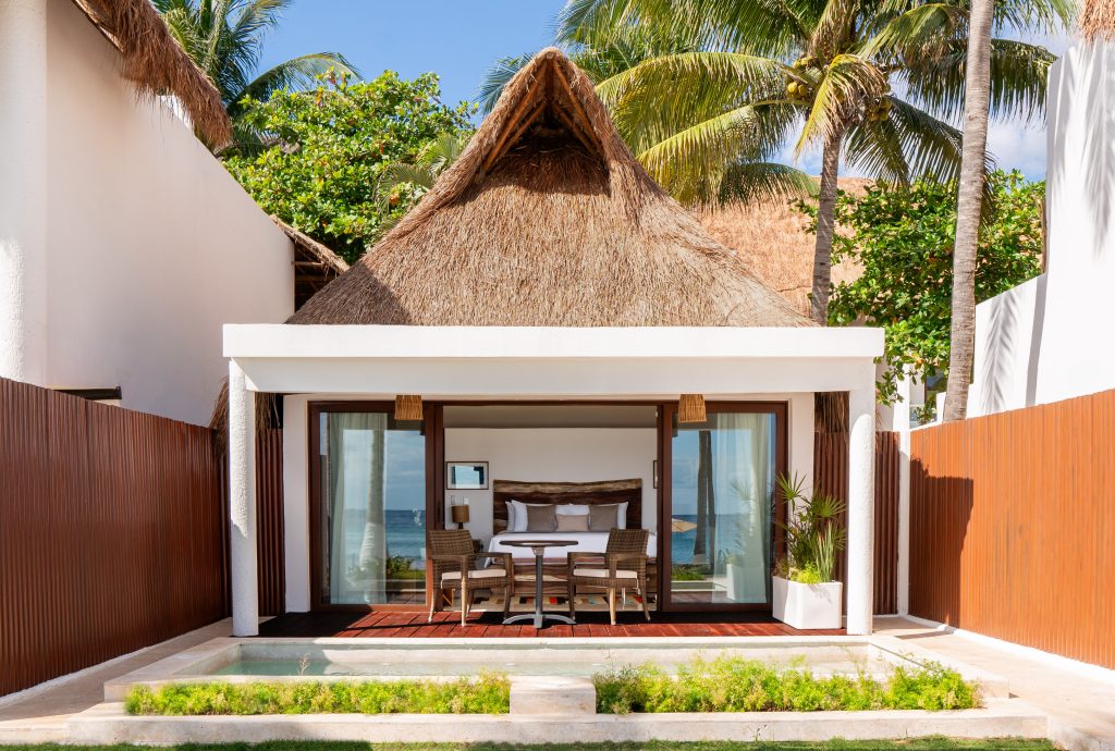 4 Beachfront Swim Up Suite