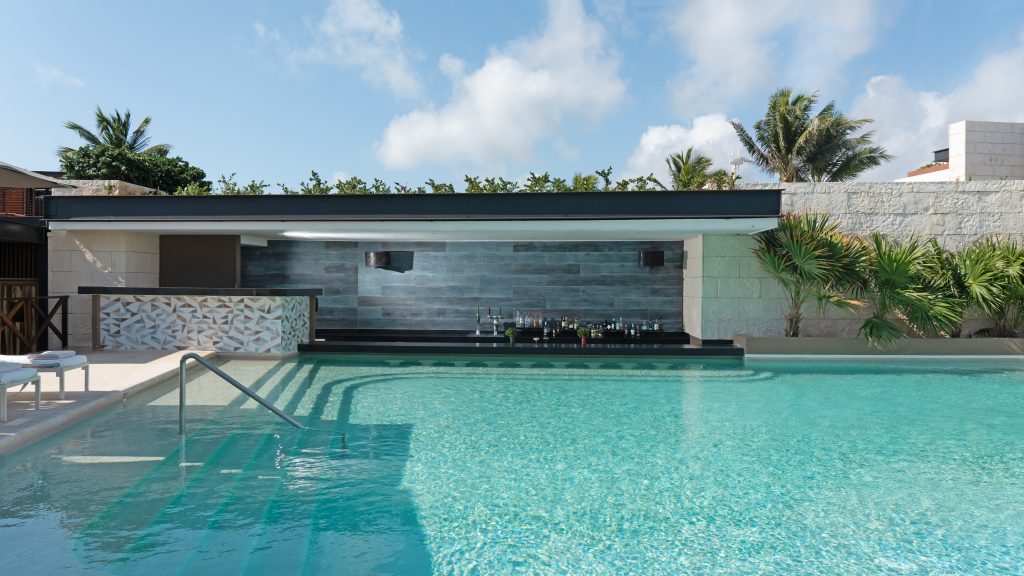 INSPIRA Ocean Front Swim Up Bar