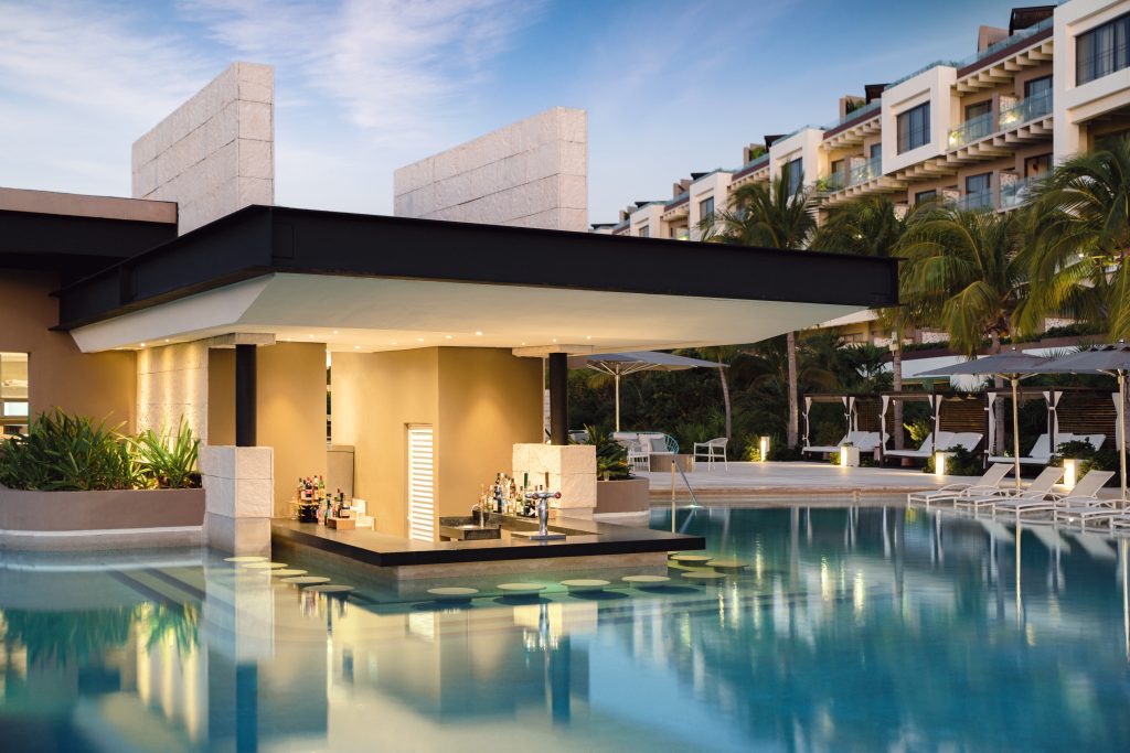 Limon y Sal Swim up Bar ATELIER