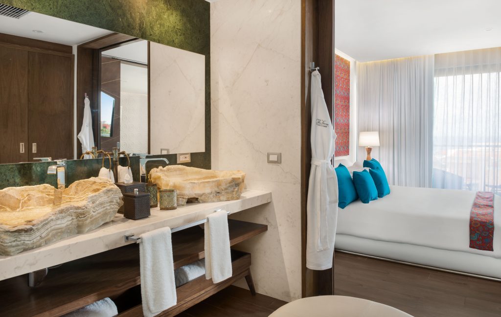 The Fives Downtown. Curio by Hilton. Photography: Victor Elias Photography.